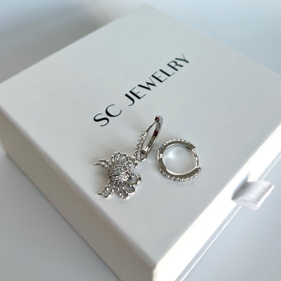 LAST ONE🔥 Crab Hoop Earrings | Platinum Plated Silver | Luxury Jewelry - Picture 3 of 9